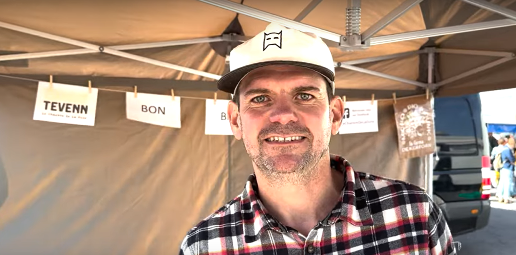 Erwan sur un marché avec les produits Le chanvre de la dune