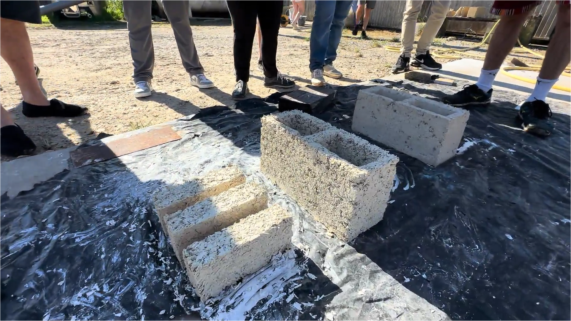 Fabrication de parpaings et briques de chanvre lors d'une rencontre Chanvre Légal Pro